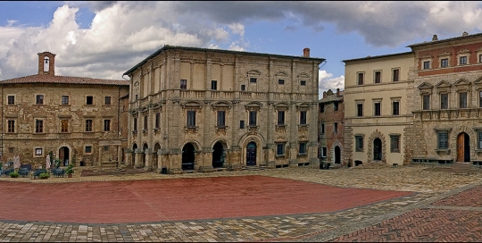 Comanche in Montipulciano Plaza